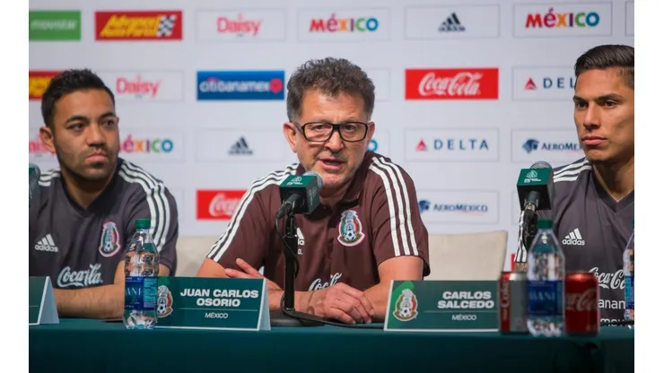 Juan Carlos Osorio escuchó atentamente a Carlos Salcedo y Marco Fabián en la rueda de prensa