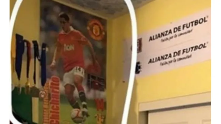 Chicharito en la muralla de González. (Instagram jgonzalezz25)