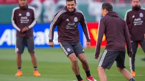 Alanís dejó en el suelo a Raúl Jiménez.