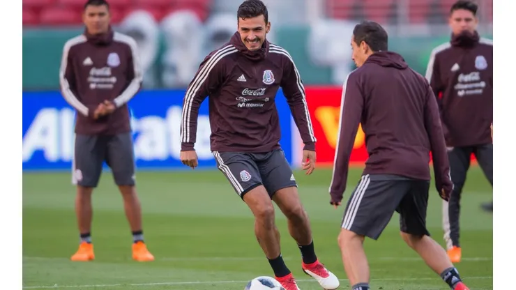 Alanís dejó en el suelo a Raúl Jiménez.