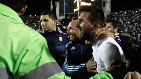 VOS PARA MÍ. Sampaoli festeja la clasificación con Messi, a quien no para de elogiar en su libro que saldrá a la venta en abril.