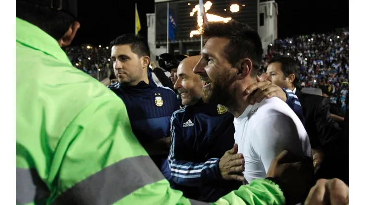 VOS PARA MÍ. Sampaoli festeja la clasificación con Messi, a quien no para de elogiar en su libro que saldrá a la venta en abril.