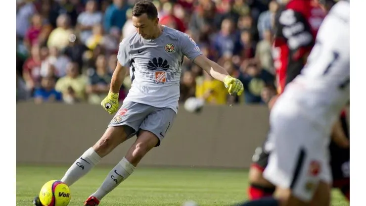 Marchesín pateó un tiro libre en el amistoso contra Xolos.