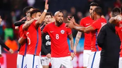 FELIZ. Arturo Vidal se abraza con sus compañeros después del triunfo contra Suecia (Foto: Getty).