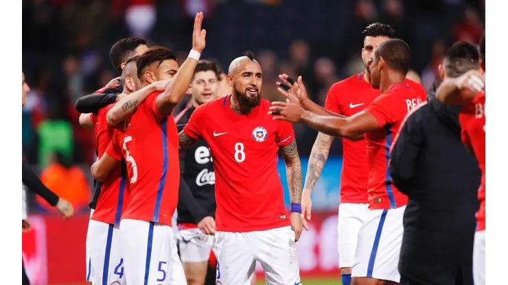 FELIZ. Arturo Vidal se abraza con sus compañeros después del triunfo contra Suecia (Foto: Getty).