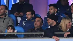 AFUERA. Messi en el palco del Etihad Stadium junto a Agüero en Argentina-Italia (Foto: Getty).