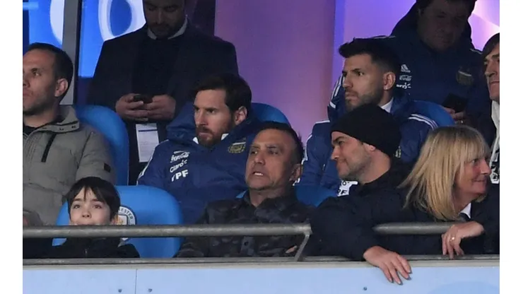 AFUERA. Messi en el palco del Etihad Stadium junto a Agüero en Argentina-Italia (Foto: Getty).
