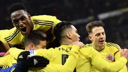 EL "TIGRE". Falcao anotó un gol histórico contra Francia y todos sus compañeros lo abrazaron.