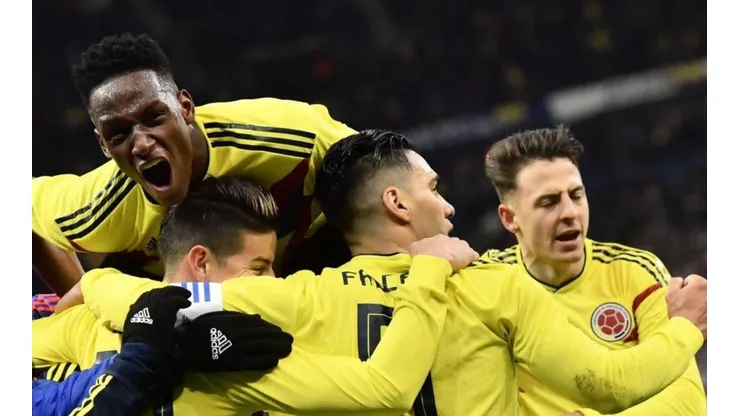 EL "TIGRE". Falcao anotó un gol histórico contra Francia y todos sus compañeros lo abrazaron.