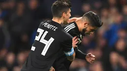 FESTEJA EVER. Perotti abraza a Banega después del 1-0 contra Italia en Manchester.