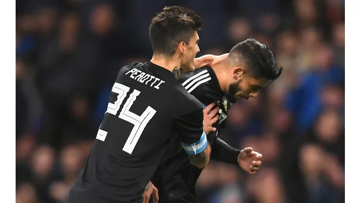 FESTEJA EVER. Perotti abraza a Banega después del 1-0 contra Italia en Manchester.