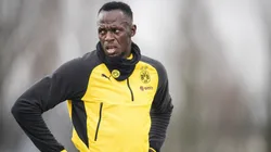 VELOCIDAD DE MENTE. Bolt tiró un caño y dejó en claro que va en serio por su sueño de ser futbolista.