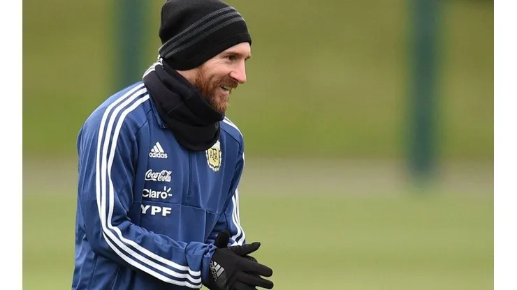FELIZ. Lionel Messi durante los entrenamientos de la Selección Argentina en Manchester.