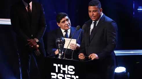 LEYENDAS DEL FÚTBOL. Maradona y Ronaldo durante la premiación de FIFA The Best.