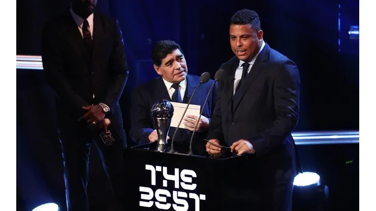 LEYENDAS DEL FÚTBOL. Maradona y Ronaldo durante la premiación de FIFA The Best.