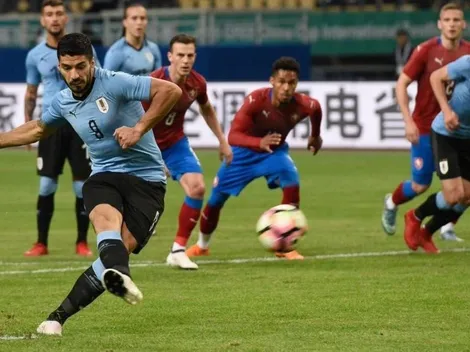 Suárez la colgó de un ángulo de penal y adelantó a Uruguay ante República Checa