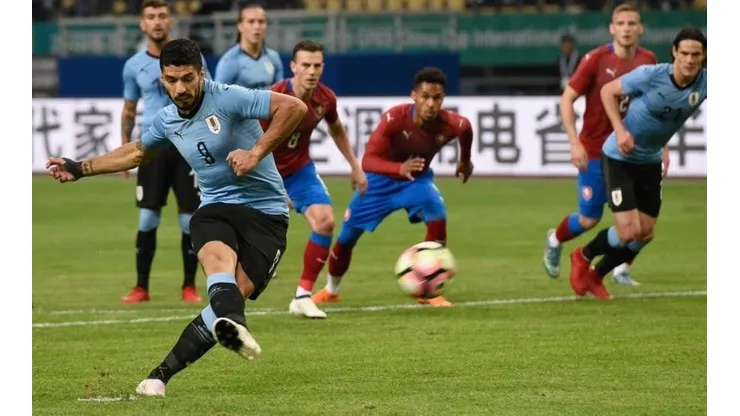 LUCHO HISTÓRICO. Suárez llegó a 50 goles con La Celeste.