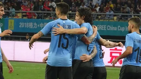Cavani celebra su gol...