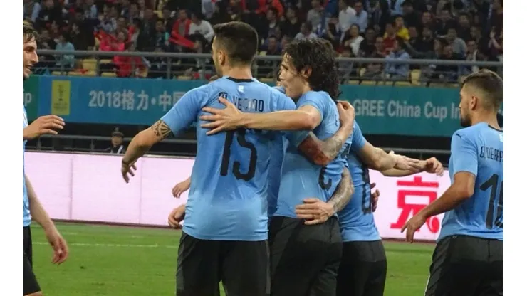 Cavani celebra su gol...