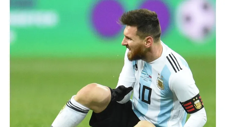 ¡CUIDATE, LEO! Con una fatiga, el delantero podría quedarse fuera de los once ante Italia.