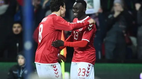 Pione Sisto (derecha) fue el autor del único tanto del juego