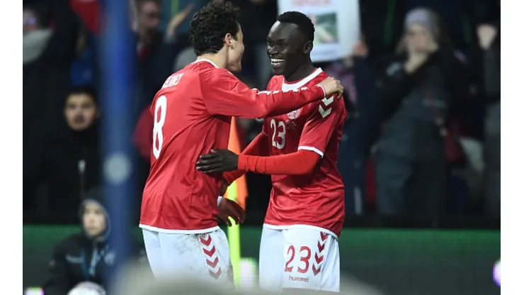 Pione Sisto (derecha) fue el autor del único tanto del juego