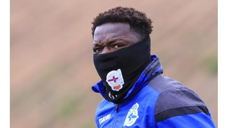 FRÍO EUROPEO. Muntari durante un entrenamiento del Deportivo de la Coruña.