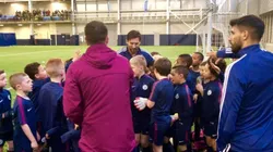Hasta los niños le piden a Messi que se quede en las canchas del Manchester City