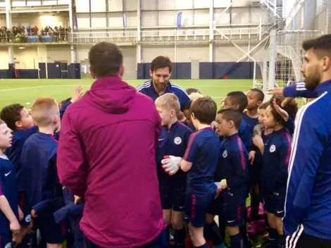 Hasta los niños le piden a Messi que se quede en las canchas del Manchester City