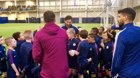 Hasta los niños le piden a Messi que se quede en las canchas del Manchester City