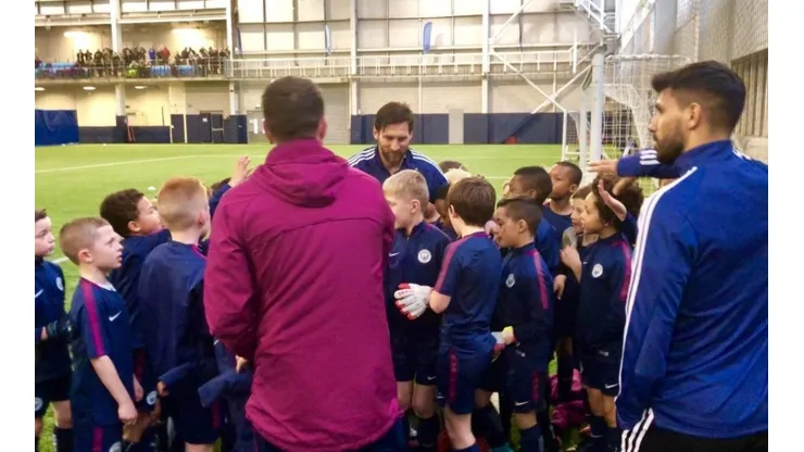 Hasta los niños le piden a Messi que se quede en las canchas del Manchester City