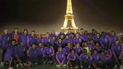 Los jugadores con la Torre Eiffel...