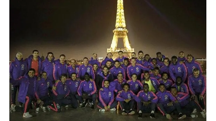 Los jugadores con la Torre Eiffel...