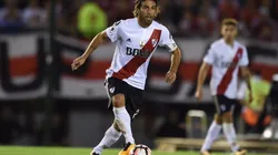 Ponzio conduce la pelota en el Monumental.