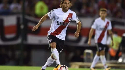 Ponzio conduce la pelota en el Monumental.