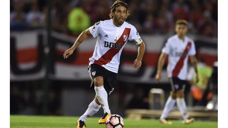 Ponzio conduce la pelota en el Monumental.