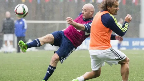 A LA LUNA. Infantino le entra mal al balón en uno de sus amistosos.