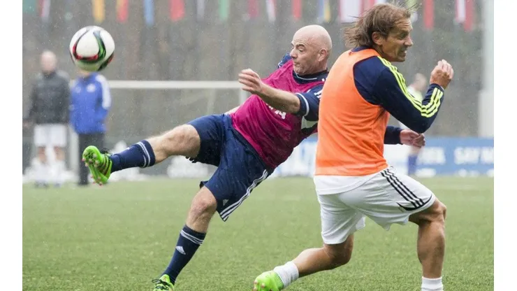 A LA LUNA. Infantino le entra mal al balón en uno de sus amistosos.