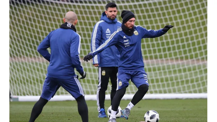 La broma de Agüero en la llegada de Messi: "Ya sé que los flashes son para mí"