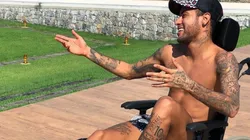 Neymar se fue de fiesta con la muleta al hombro