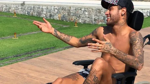 Neymar se fue de fiesta con la muleta al hombro