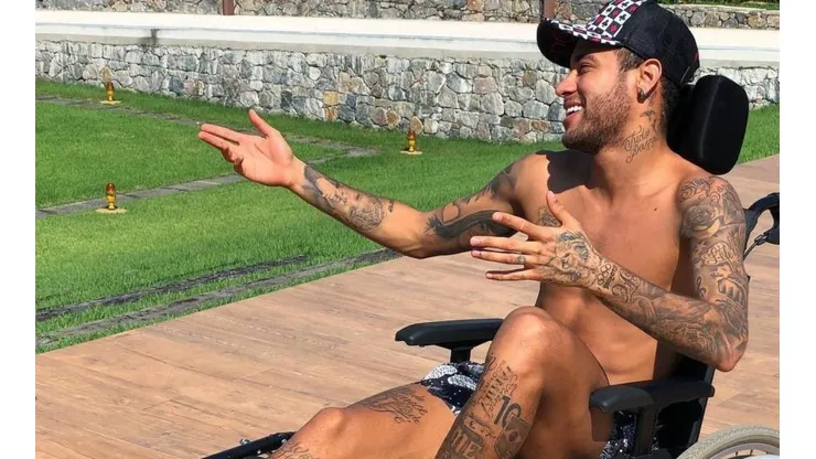 Neymar se fue de fiesta con la muleta al hombro