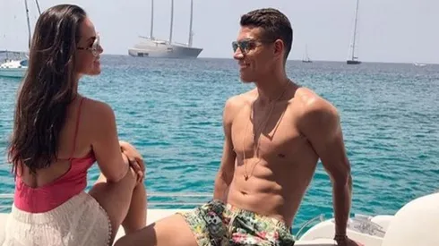Héctor Moreno junto a su mujer.