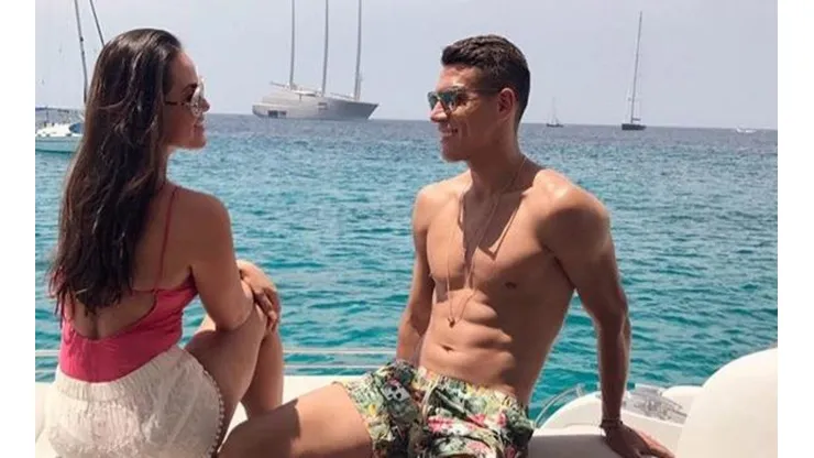 Héctor Moreno junto a su mujer.