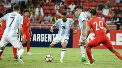 Lanzini jugando con la piel de la Selección Argentina.