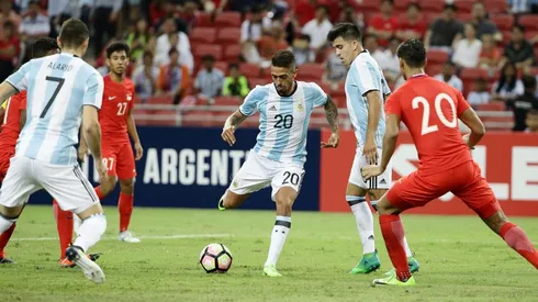 Lanzini jugando con la piel de la Selección Argentina.