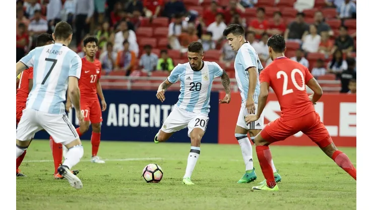Lanzini jugando con la piel de la Selección Argentina.