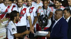 SE LA BANCO. Tapia le dio la copa a Ponzio, capitán de River.