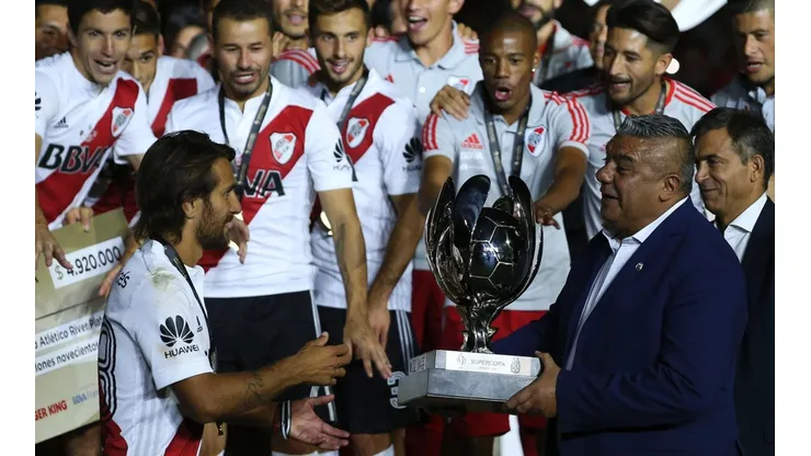 SE LA BANCO. Tapia le dio la copa a Ponzio, capitán de River.