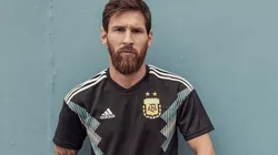 Messi posó con la camiseta suplente negra de la Selección Argentina